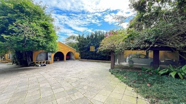 Casa em Porto Alegre, no bairro Pedra Redonda, com 7 dormitório(s), e 7 banheiro