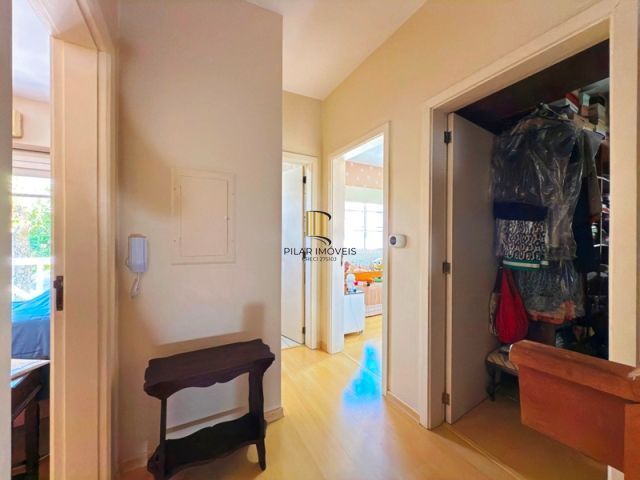 Casa em Condominio fechado com 4 dormitórios e 1 suíte.