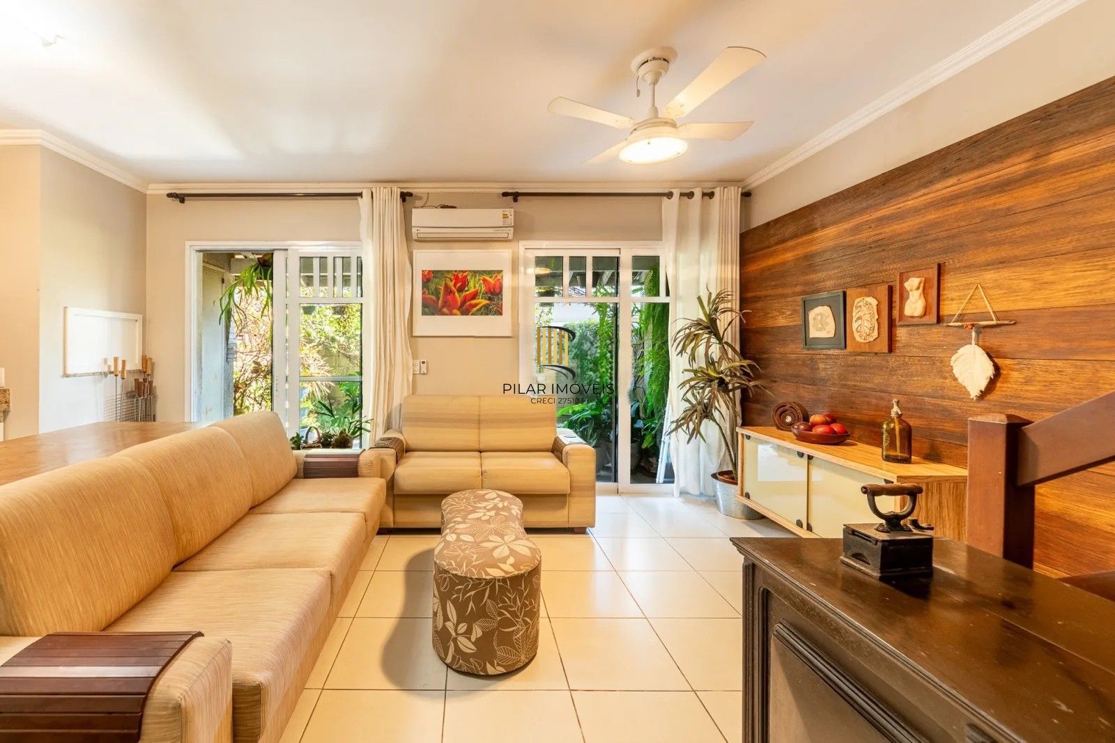 Belíssima casa em condomínio com 218,3m² com 4 dorm., 2 suítes e 2 vagas. Situada no charmoso Residencial Terra Mater.