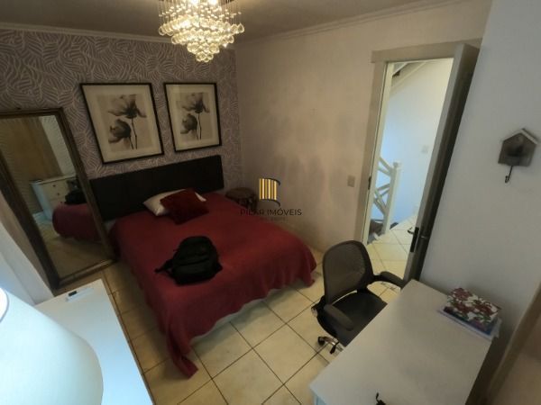 Sobrado em Porto Alegre, no bairro Hípica, com 3 dormitório(s), e 3 banheiros, à