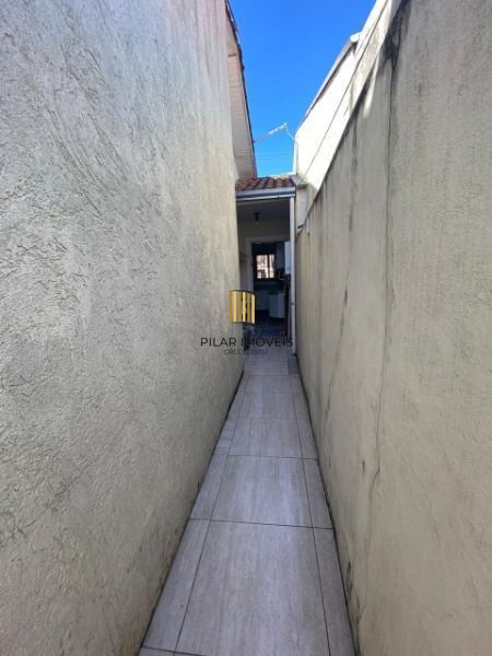 Casa em Porto Alegre, no bairro Hípica, com 2 dormitório(s), e 2 banheiros, à ve