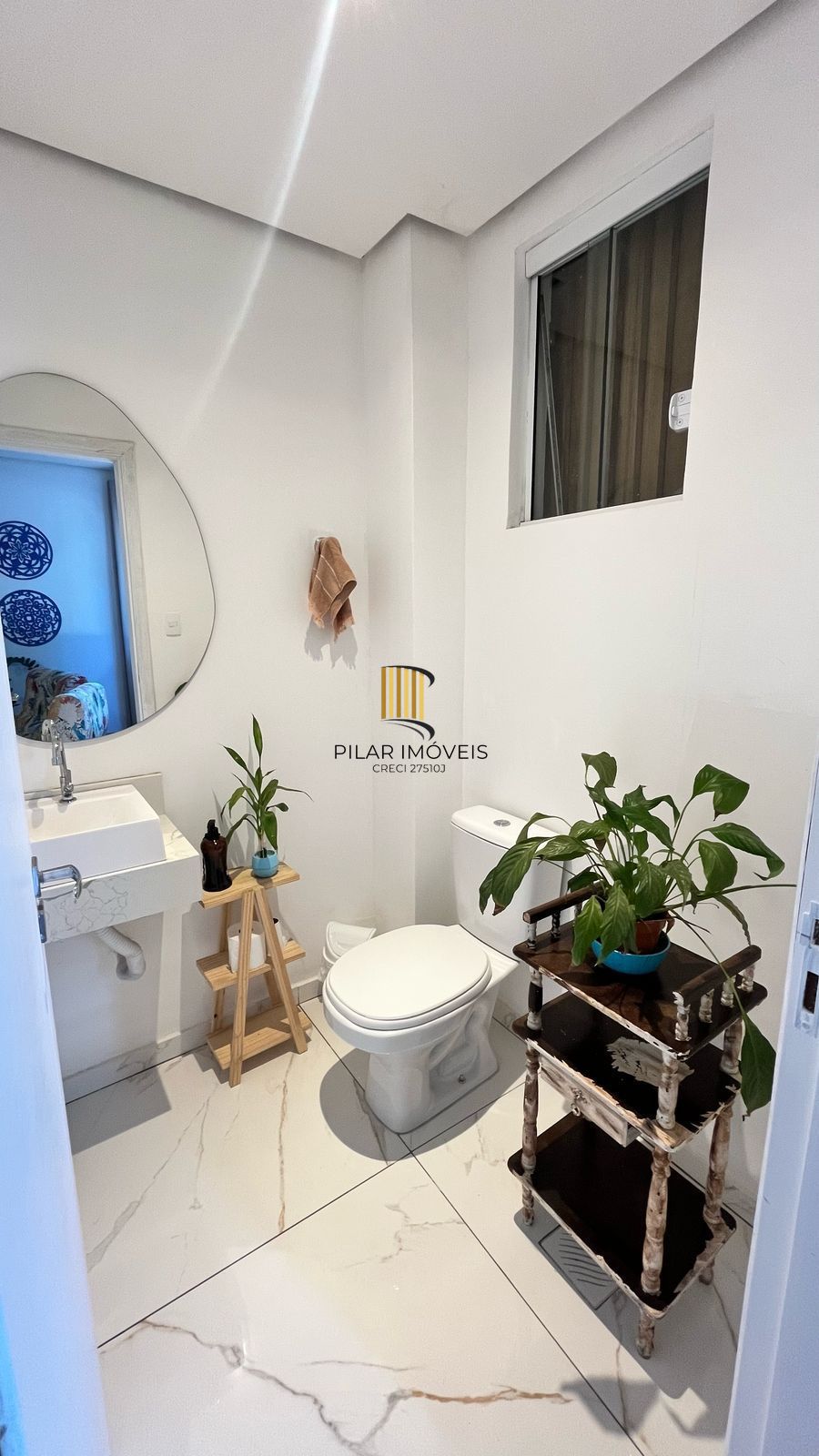 Vendo prédio comercial com 01 loja e 02 apartamentos. Excelente para investiment