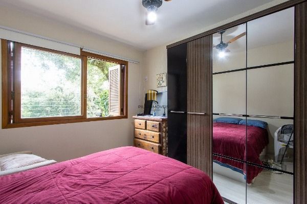 Casa em Porto Alegre, no bairro Ipanema, com 3 dormitório(s), e 3 banheiros, à v