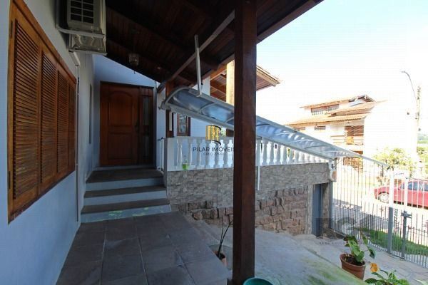 Sobrado em Porto Alegre, no bairro Vila Nova, com 3 dormitório(s), e 3 banheiros