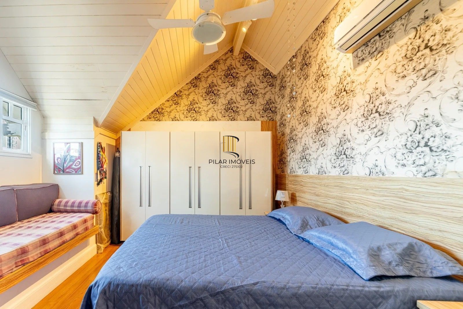 Belíssima casa em condomínio com 218,3m² com 4 dorm., 2 suítes e 2 vagas. Situada no charmoso Residencial Terra Mater.