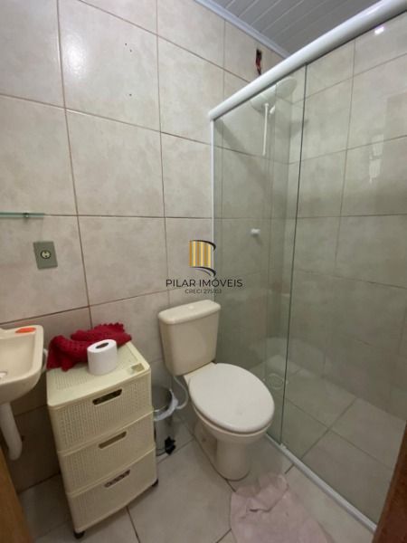 Casa em Porto Alegre, no bairro Hípica, com 2 dormitório(s), e 2 banheiros, à ve