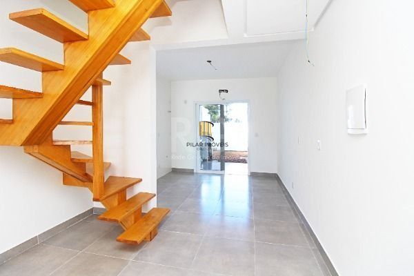 Casa em Porto Alegre, no bairro Hípica, com 2 dormitório(s), e 2 banheiros, à ve