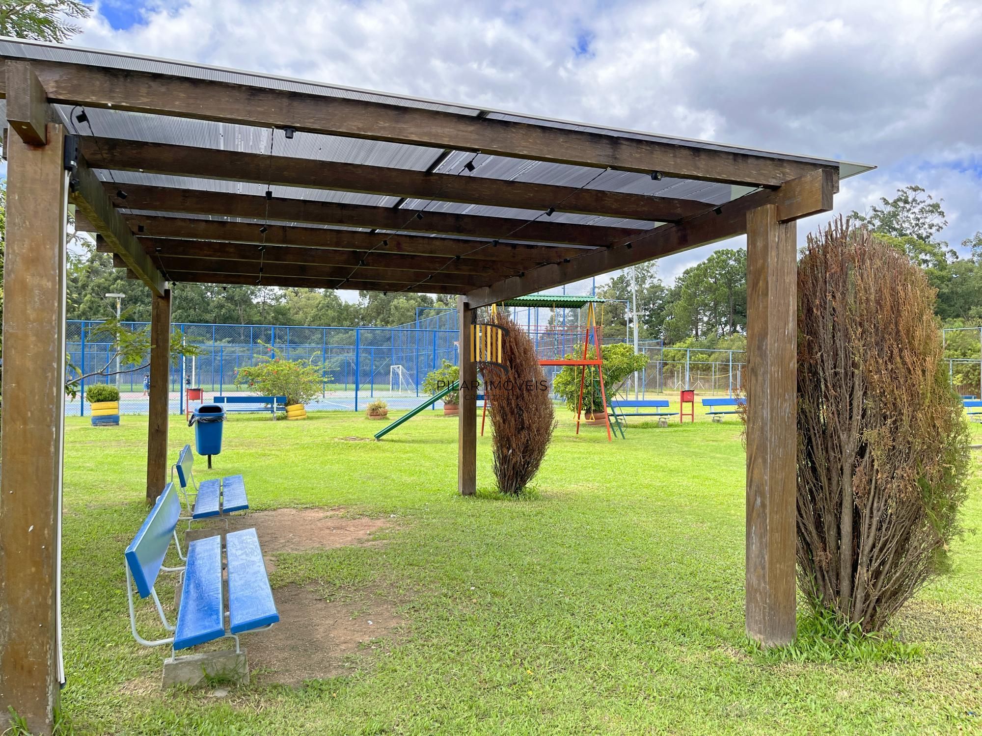 Residência com 2 dormitórios no  Residencial Jardins do Prado.