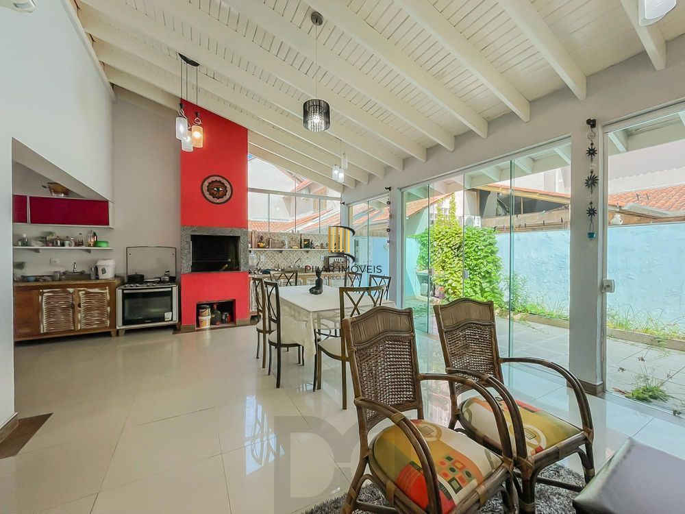 Casa de Condomínio 3 dormitórios no bairro Guarujá