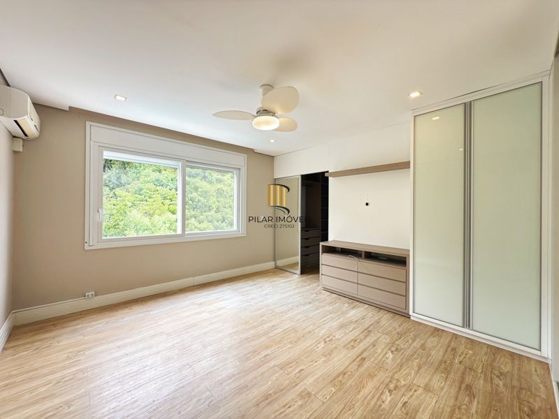 Linda Residência em Condomínio Fechado no Bairro Pedra Redonda.