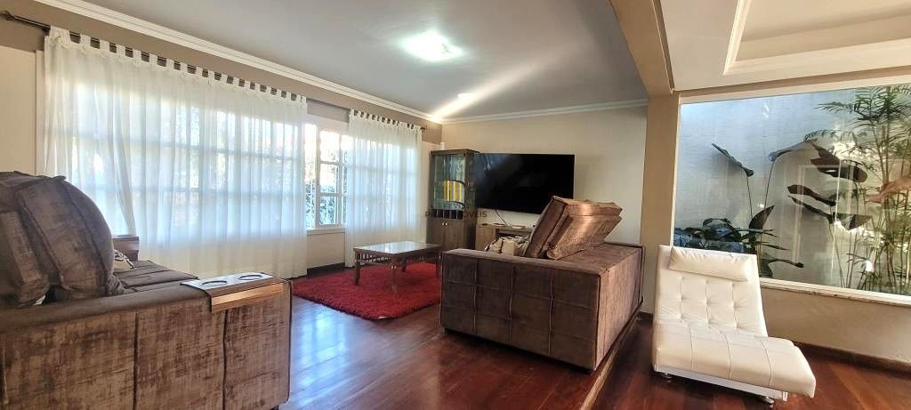 Excelente Casa de Esquina no Residencial Bahamas – Ipanema, com 351m² privativos, 4 dormitórios e duas vagas de garagem.