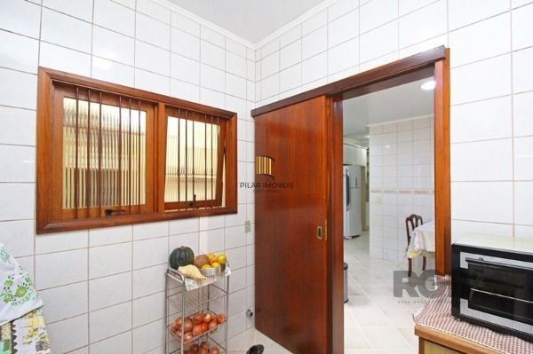 Casa em Porto Alegre, no bairro Tristeza, com 3 dormitório(s), e 3 banheiros, à 