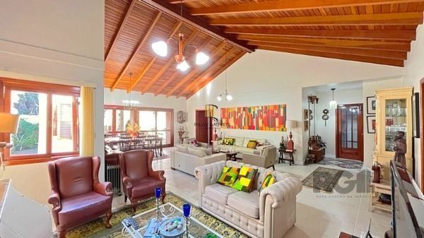 Casa em Porto Alegre, no bairro Nonoai, com 4 dormitório(s), à venda.