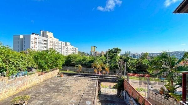 Casa em Porto Alegre, no bairro Tristeza, com 4 dormitório(s), à venda.