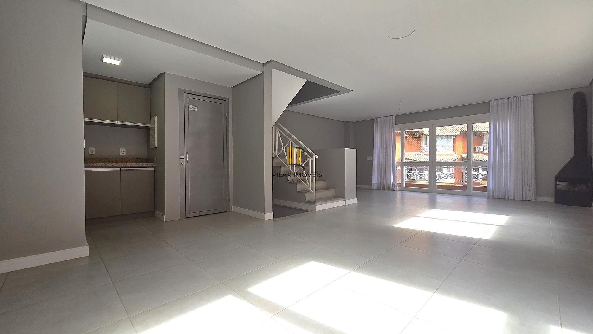 Excelente casa em condomínio fechado, com 252 m² de área privativa, com 4 dormitórios, 1 suíte e 2 vagas de garagem.