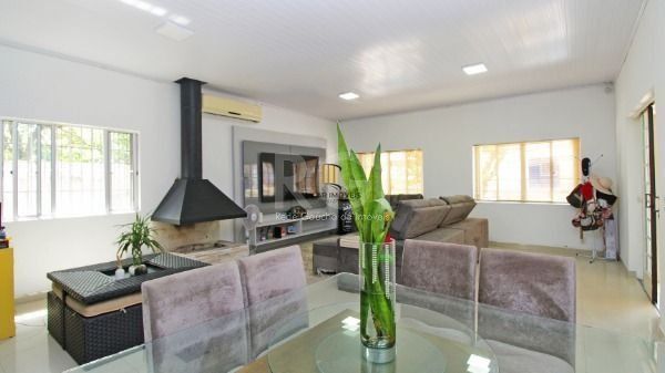 Casa bairro Medianeira, com 3 dormitórios, 2 banheiros, com piscina para venda.