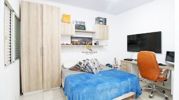 Casa bairro Medianeira, com 3 dormitórios, 2 banheiros, com piscina para venda.