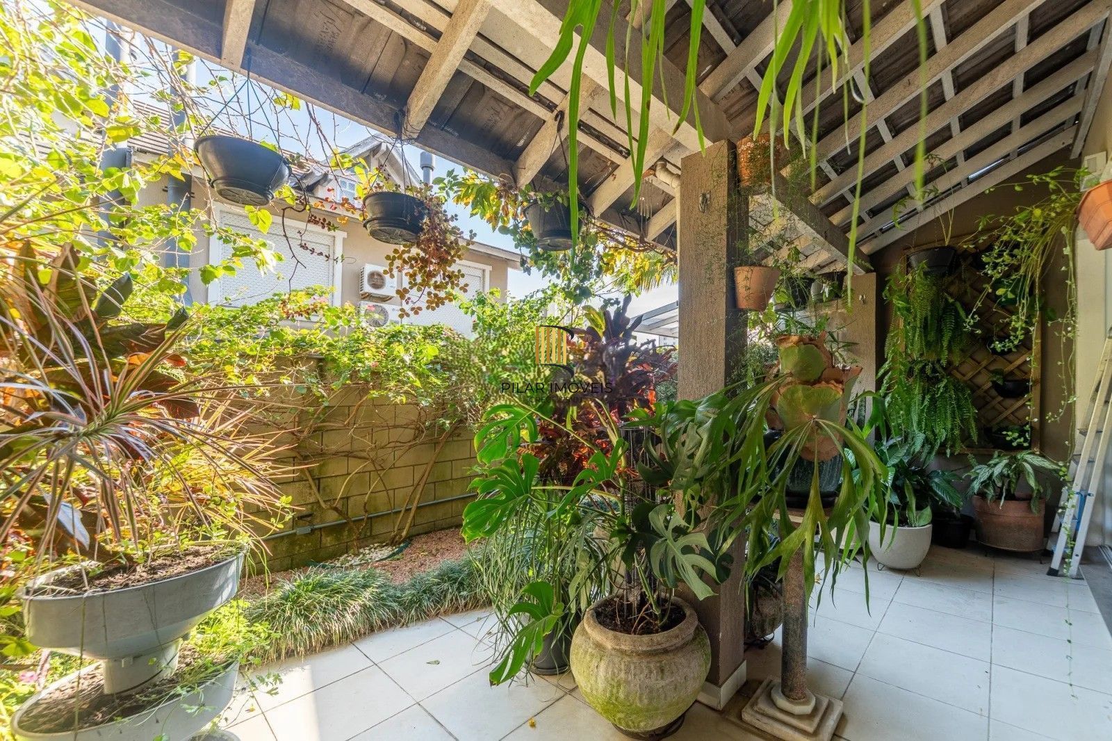 Belíssima casa em condomínio com 218,3m² com 4 dorm., 2 suítes e 2 vagas. Situada no charmoso Residencial Terra Mater.