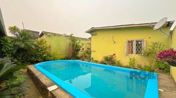 Casa em Porto Alegre, no bairro Ipanema, com 4 dormitório(s), e 4 banheiros, à v