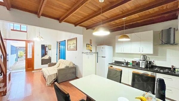 Casa em Porto Alegre, no bairro Hípica, com 2 dormitório(s), e 2 banheiros, à ve