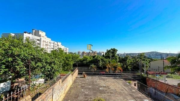 Casa em Porto Alegre, no bairro Tristeza, com 4 dormitório(s), à venda.