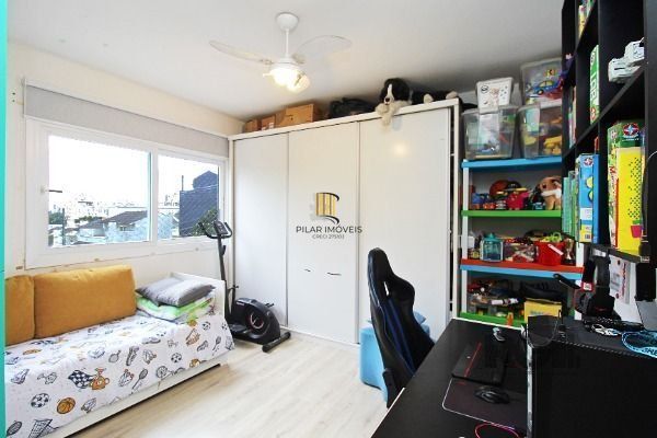 Casa em Porto Alegre, no bairro Tristeza, com 3 dormitório(s), e 3 banheiros, à 