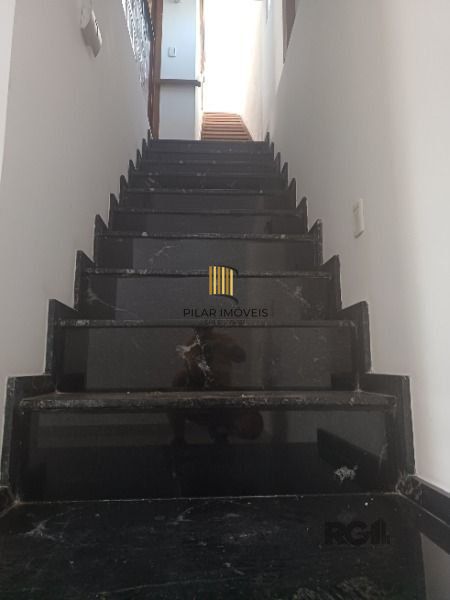 Casa em Porto Alegre, no bairro Restinga, com 4 dormitório(s), e 4 banheiros, à 