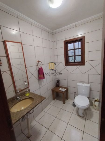 Casa em Porto Alegre, no bairro Vila Nova, com 4 dormitório(s), e 4 banheiros, à