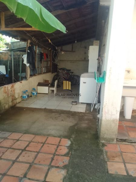 Casa em Porto Alegre, no bairro Guarujá, com 2 dormitório(s), e 2 banheiros, à v