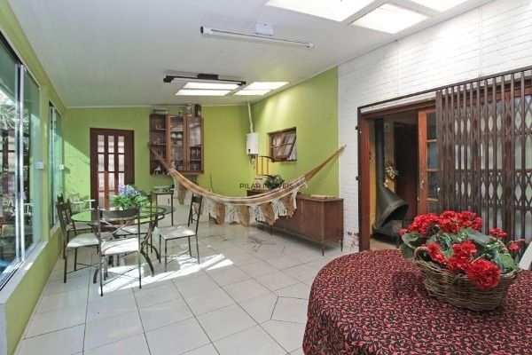 Casa em Porto Alegre, no bairro Floresta, com 3 dormitório(s), e 3 banheiros, à