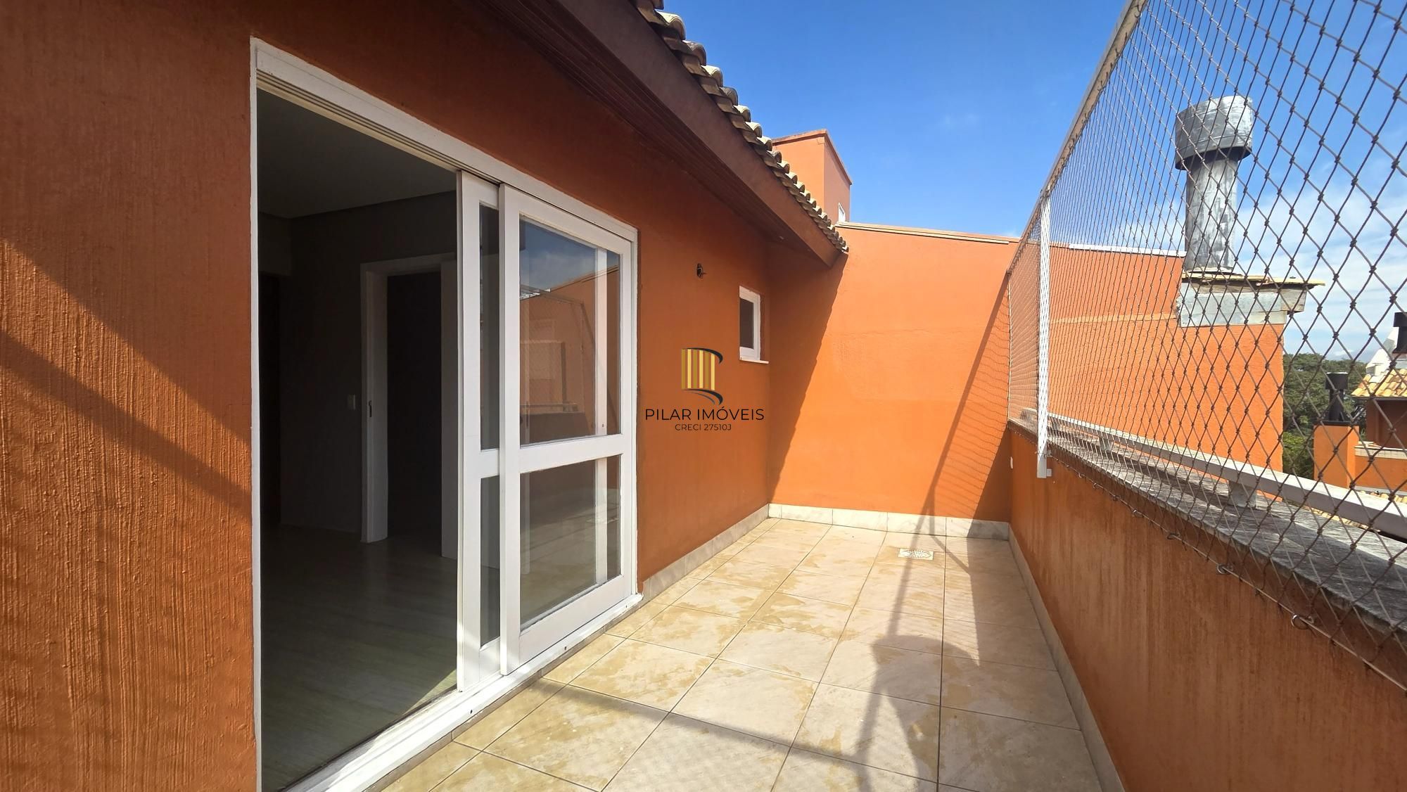 Excelente casa em condomínio fechado, com 252 m² de área privativa, com 4 dormitórios, 1 suíte e 2 vagas de garagem.