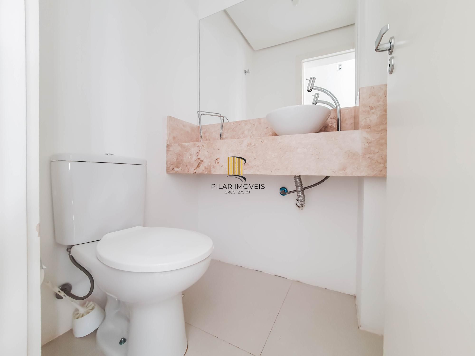 Linda casa Térrea em Condomínio, 3 suítes, 3 vagas cobertas, pátio com Piscina!
