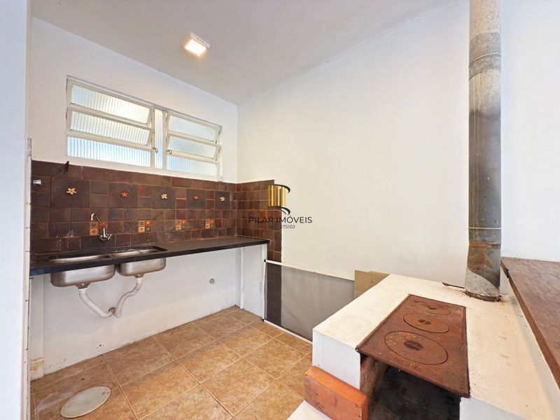 Linda Residência em Condomínio Fechado no Bairro Pedra Redonda.