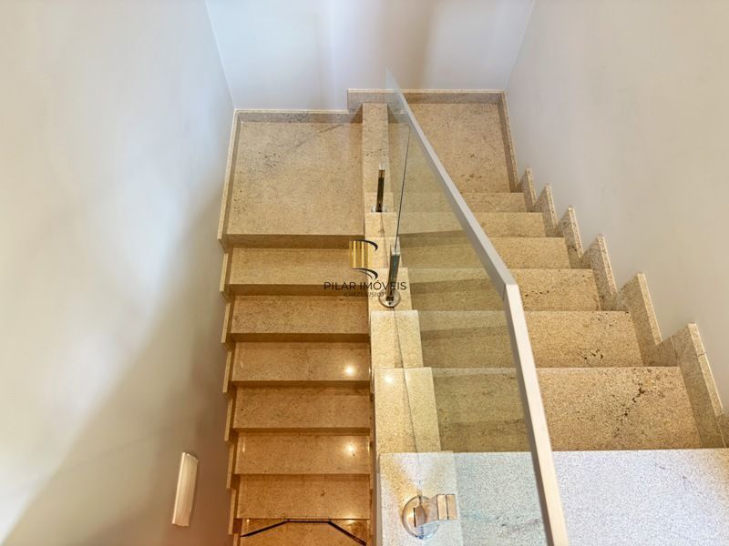 Casa contemporânea, 4 d, sendo 2 suítes, uma no térreo,206 m² , bairro tristeza