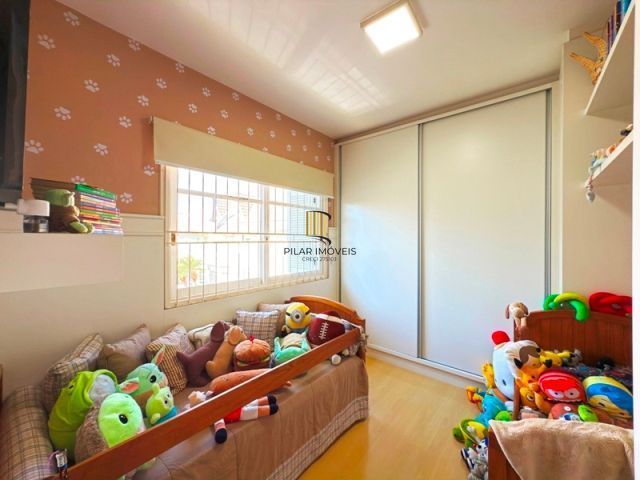 Casa em Condominio fechado com 4 dormitórios e 1 suíte.