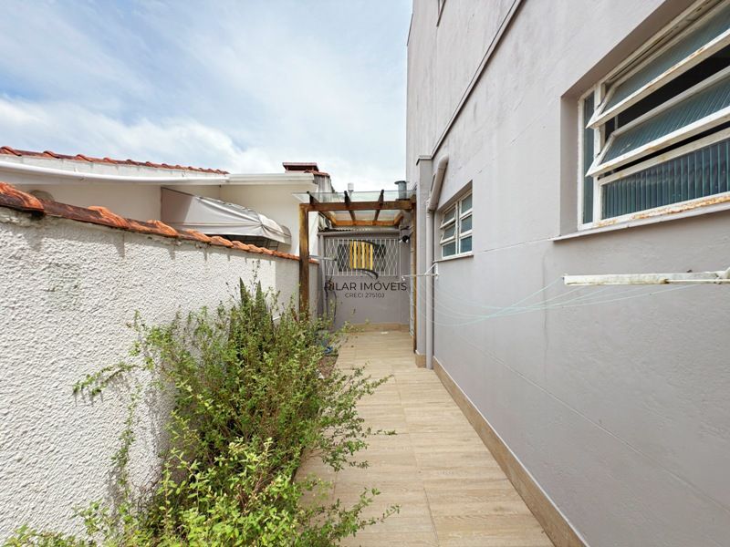 Linda Residência em Condomínio Fechado no Bairro Pedra Redonda.