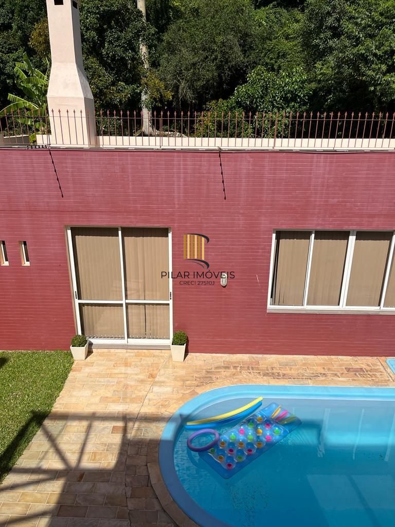 Casa em Porto Alegre, no bairro Nonoai, com 4 dormitório(s), à venda.