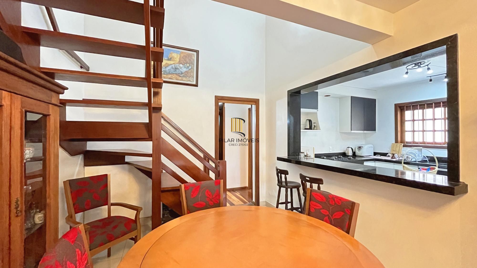 Casa 3D com 2 suítes e piscina.