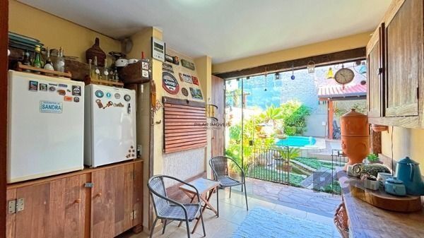 Casa em Porto Alegre, no bairro Ipanema, com 3 dormitório(s), e 3 banheiros, à v