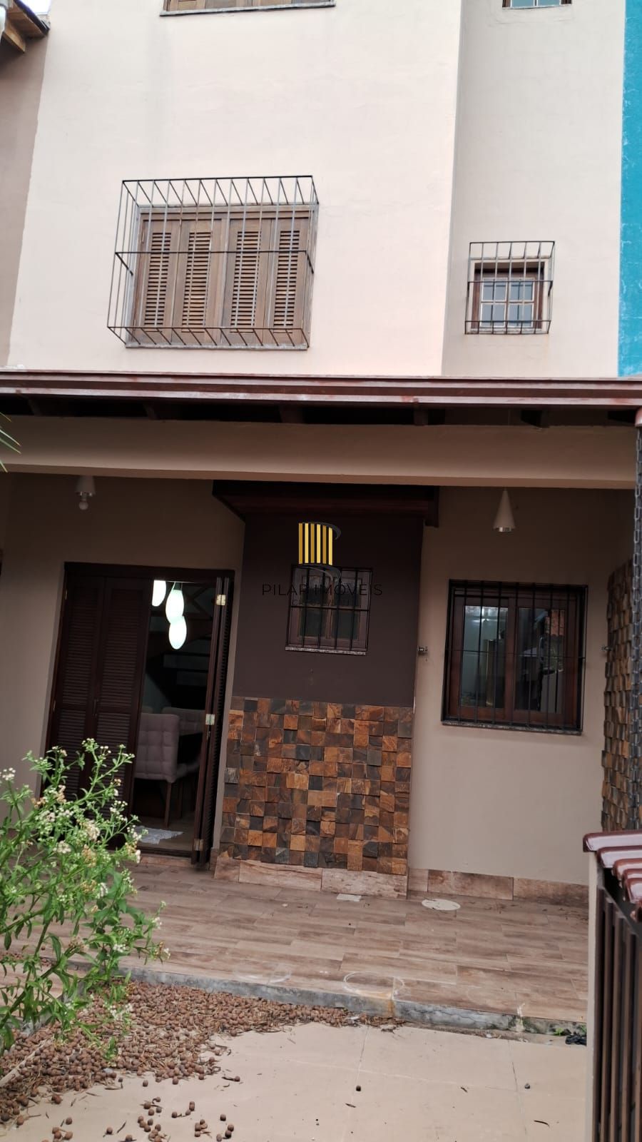 Excelente Residência com 3 dormitórios sendo 2 deles suítes de casal.