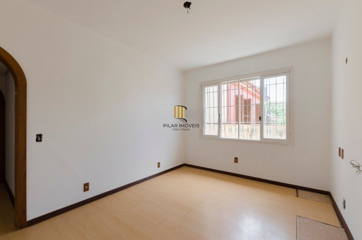 Excelente residência térrea com 272m² de área privativa, com 4 domritórios e 6 vagas de garagem, localizada no bairro Vila Assunção.