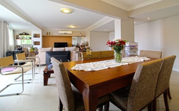 Apartamento em Porto Alegre, no bairro Santa Tereza, com 3 dormitório(s), e 3 ba