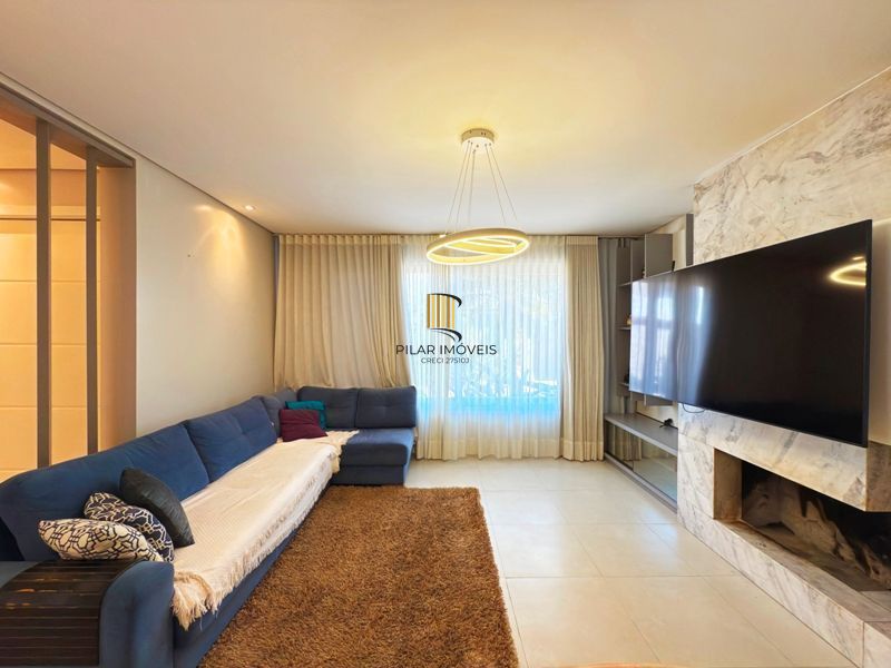 Casa térrea em condomínio fechado com 3 suítes.