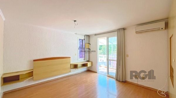 Casa em Porto Alegre, no bairro Nonoai, com 4 dormitório(s), à venda.