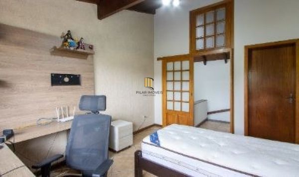 Casa em Porto Alegre, no bairro Ipanema, com 3 dormitório(s), e 3 banheiros, à v