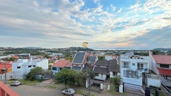 Casa em Porto Alegre, no bairro Ipanema, com 3 dormitório(s), e 3 banheiros, à v