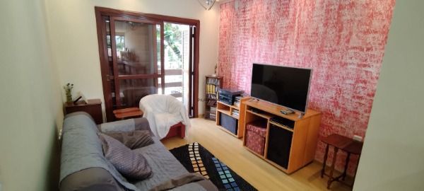 Casa em Porto Alegre, no bairro Nonoai, com 6 dormitório(s), e 6 banheiros, à ve