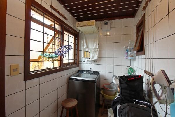 Casa em Porto Alegre, no bairro Guarujá, com 3 dormitório(s), e 3 banheiros, à v
