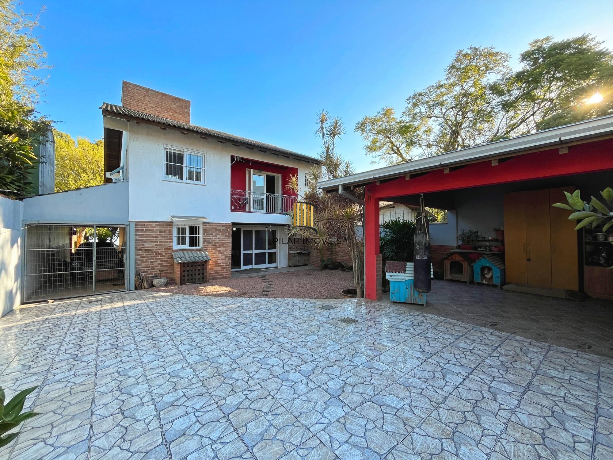 Casa 4 dormitórios no bairro Ipanema