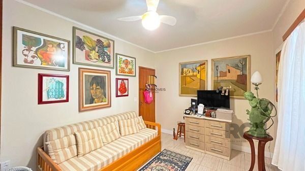 Casa em Porto Alegre, no bairro Nonoai, com 4 dormitório(s), à venda.